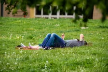 <p>Wrocławianie odpoczywają nad Odrą. Ostatni dzień długiego majowego weekendu (5.05.2024)&nbsp;</p>
